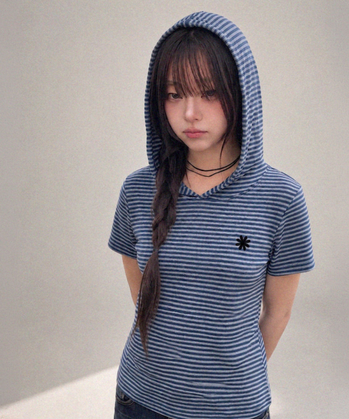 DAMISH（ダミシュ）の「ティンストライプハーフフード_ネイビー（Tシャツ/カットソー・レディース・ネイビー・OS）」の4枚目の写真