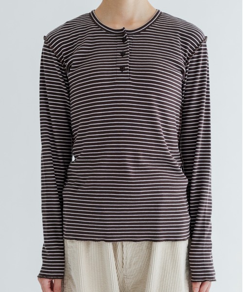 MEYAME(メヤメ)の「MEYAME/メヤメ ボーダーソフトリブヘンリーネック BORDER SOFT RIB HENRY NECK MEY-2503(Tシャツ/カットソー・レディース・ブラウン/ピンク・FREE)」の2枚目の写真