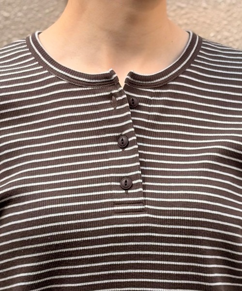 MEYAME(メヤメ)の「MEYAME/メヤメ ボーダーソフトリブヘンリーネック BORDER SOFT RIB HENRY NECK MEY-2503(Tシャツ/カットソー・レディース・ブラウン/ピンク・FREE)」の3枚目の写真