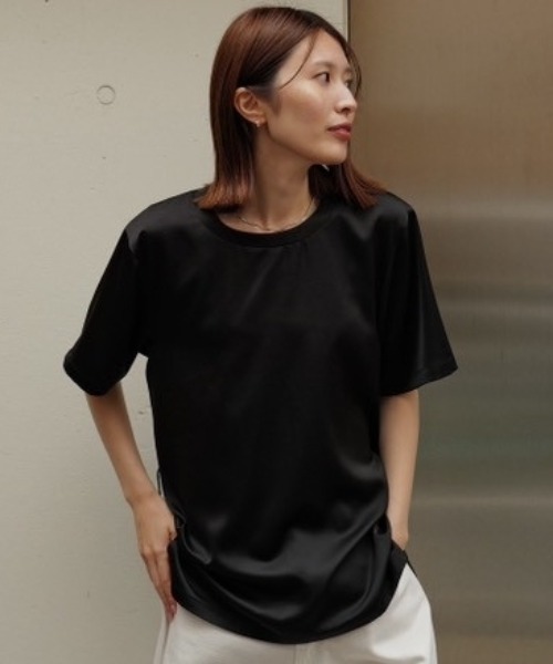 Henon.（ヘノン）の「サテンTシャツ（Tシャツ/カットソー・レディース・ライトグレー/ブラック・F）」の2枚目の写真