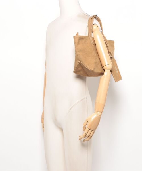 A.P.C.（アーペーセー）の「LE DRUMMER TOILE SMALL（トートバッグ・レディース・ベージュ・ONESIZE）」の5枚目の写真