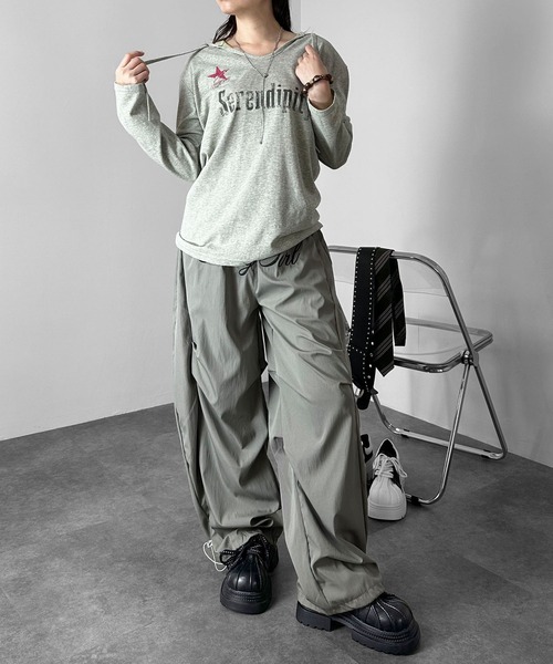 MATU:TA(マトゥータ)の「【履くだけで美脚見え!】レタリングムードワイドタックパンツ/2026秋新作 26AW パンツ ボトムス ウエストゴム フルレングス フロントデザイン 刺繍 2カラー ブラック カーキ 海外ガール ストリート メンズライク ナイロン(その他パンツ・レディース・カーキ/ブラック・FREE)」の3枚目の写真