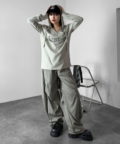 MATU:TA(マトゥータ)の「【履くだけで美脚見え!】レタリングムードワイドタックパンツ/2026秋新作 26AW パンツ ボトムス ウエストゴム フルレングス フロントデザイン 刺繍 2カラー ブラック カーキ 海外ガール ストリート メンズライク ナイロン(その他パンツ・レディース・カーキ/ブラック・FREE)」の4枚目の写真