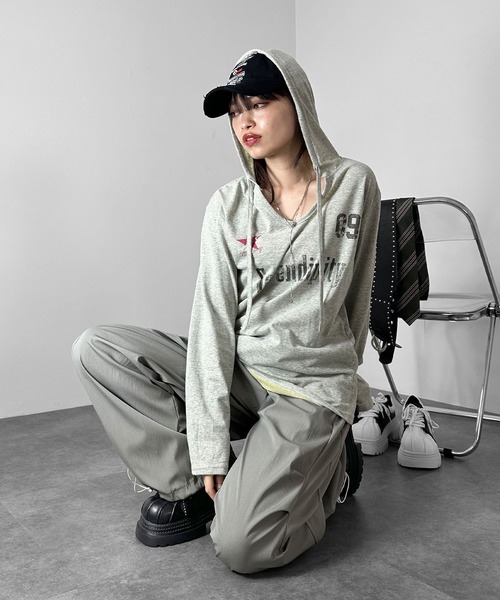 MATU:TA(マトゥータ)の「【履くだけで美脚見え!】レタリングムードワイドタックパンツ/2026秋新作 26AW パンツ ボトムス ウエストゴム フルレングス フロントデザイン 刺繍 2カラー ブラック カーキ 海外ガール ストリート メンズライク ナイロン(その他パンツ・レディース・カーキ/ブラック・FREE)」の21枚目の写真