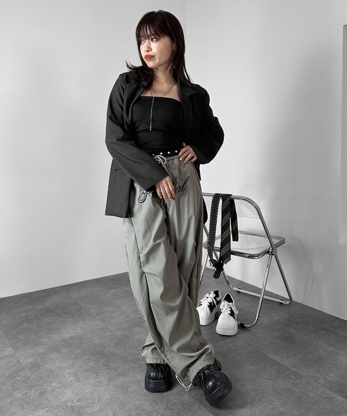 MATU:TA(マトゥータ)の「【履くだけで美脚見え!】レタリングムードワイドタックパンツ/2026秋新作 26AW パンツ ボトムス ウエストゴム フルレングス フロントデザイン 刺繍 2カラー ブラック カーキ 海外ガール ストリート メンズライク ナイロン(その他パンツ・レディース・カーキ/ブラック・FREE)」の20枚目の写真