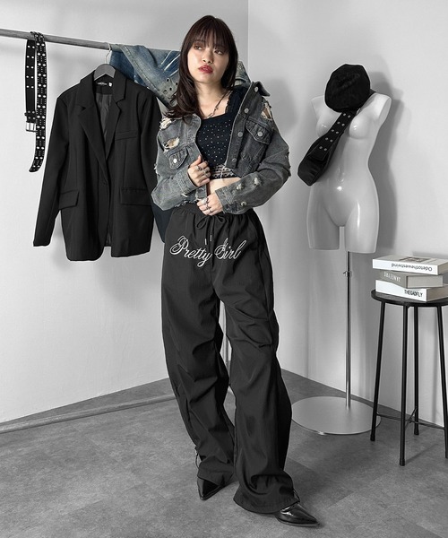 MATU:TA(マトゥータ)の「【履くだけで美脚見え!】レタリングムードワイドタックパンツ/2026秋新作 26AW パンツ ボトムス ウエストゴム フルレングス フロントデザイン 刺繍 2カラー ブラック カーキ 海外ガール ストリート メンズライク ナイロン(その他パンツ・レディース・カーキ/ブラック・FREE)」の13枚目の写真