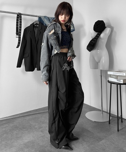 MATU:TA(マトゥータ)の「【履くだけで美脚見え!】レタリングムードワイドタックパンツ/2026秋新作 26AW パンツ ボトムス ウエストゴム フルレングス フロントデザイン 刺繍 2カラー ブラック カーキ 海外ガール ストリート メンズライク ナイロン(その他パンツ・レディース・カーキ/ブラック・FREE)」の12枚目の写真