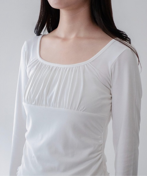 on:nue(オンニュ)の「【on:nue】スクエアネックギャザーカットソー /26-27 AW COLLECTION(Tシャツ/カットソー・レディース・グレー/ブラック/ホワイト/ブラウン・FREE)」の1枚目の写真