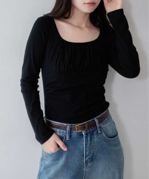 on:nue(オンニュ)の「【on:nue】スクエアネックギャザーカットソー /26-27 AW COLLECTION(Tシャツ/カットソー・レディース・グレー/ブラック/ホワイト/ブラウン・FREE)」の2枚目の写真