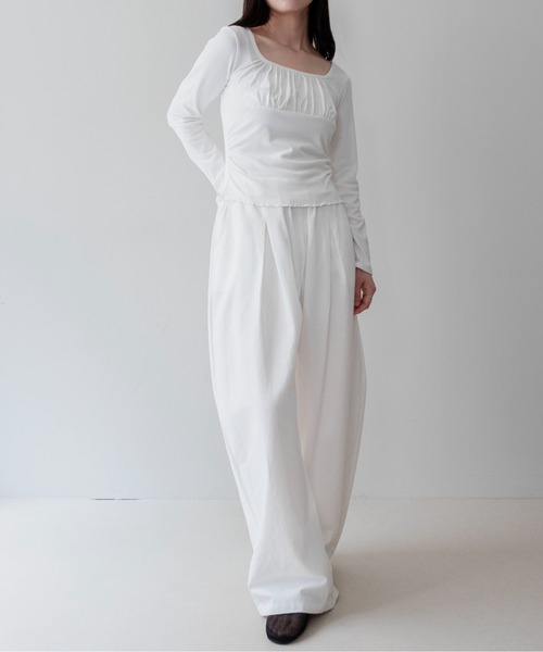 on:nue(オンニュ)の「【on:nue】スクエアネックギャザーカットソー /26-27 AW COLLECTION(Tシャツ/カットソー・レディース・グレー/ブラック/ホワイト/ブラウン・FREE)」の5枚目の写真