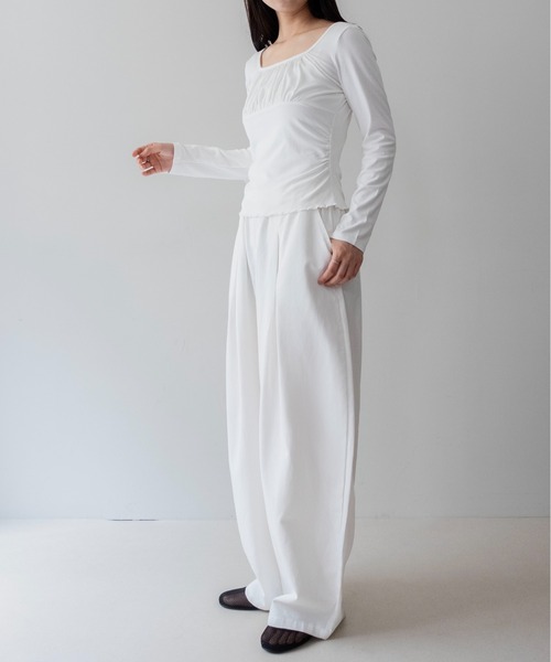 on:nue(オンニュ)の「【on:nue】スクエアネックギャザーカットソー /26-27 AW COLLECTION(Tシャツ/カットソー・レディース・グレー/ブラック/ホワイト/ブラウン・FREE)」の6枚目の写真