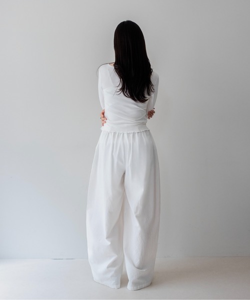 on:nue(オンニュ)の「【on:nue】スクエアネックギャザーカットソー /26-27 AW COLLECTION(Tシャツ/カットソー・レディース・グレー/ブラック/ホワイト/ブラウン・FREE)」の7枚目の写真