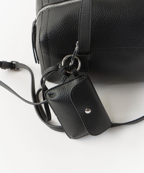 Chick(チック)の「2way Embossed Handbag with Mini Pouch / ミニポーチ付き 2WAY エンボス ハンドバッグ シボ加工 シンプル ベーシック 無地 レディース 2026年 夏 夏服(ショルダーバッグ・レディース・グレー/ブラック/ブルー/アイボリー・FREE)」の6枚目の写真