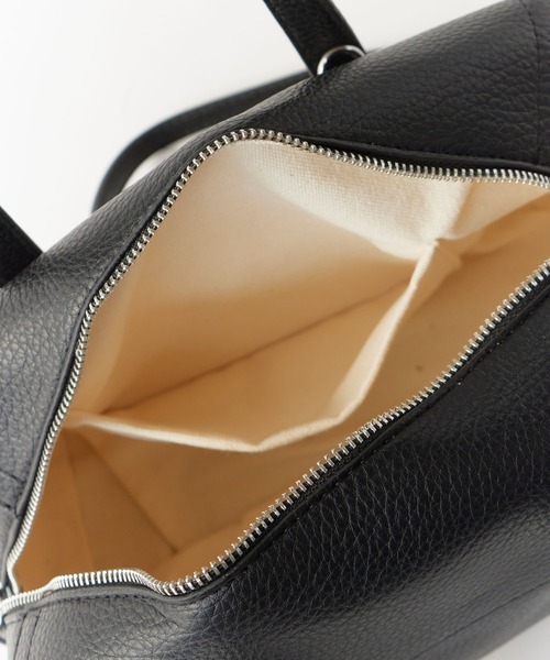 Chick(チック)の「2way Embossed Handbag with Mini Pouch / ミニポーチ付き 2WAY エンボス ハンドバッグ シボ加工 シンプル ベーシック 無地 レディース 2026年 夏 夏服(ショルダーバッグ・レディース・グレー/ブラック/ブルー/アイボリー・FREE)」の9枚目の写真