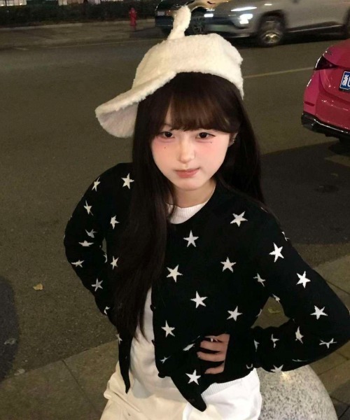 AVYL(アヴィル)の「星柄クルーネックニットカーディガン(カーディガン/ボレロ・レディース・ブラック・M)」の2枚目の写真