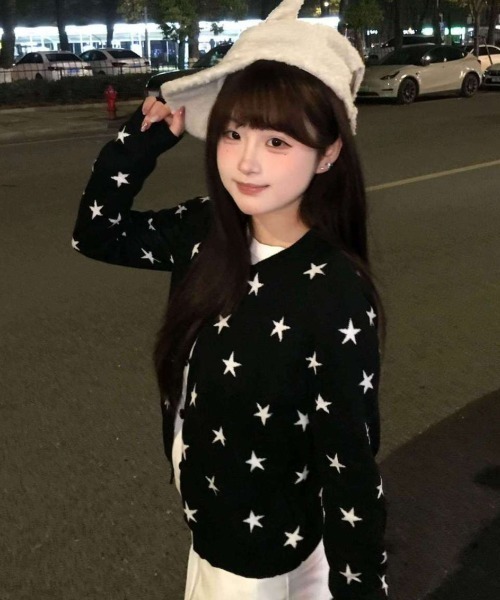 AVYL(アヴィル)の「星柄クルーネックニットカーディガン(カーディガン/ボレロ・レディース・ブラック・M)」の3枚目の写真