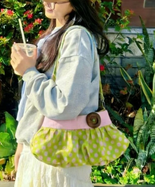 AsheKsha（アシクシャ）の「レトロガーリー ギャザーショルダー ドット柄 ストライプ柄 肩掛けバッグ（ショルダーバッグ・レディース・ブラウン/グリーン/ピンク・M）」の10枚目の写真