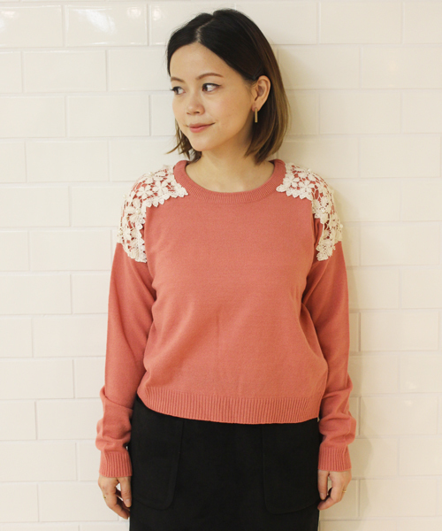 mystic（ミスティック）の「肩レースプルオーバー（ニット/セーター・レディース・ネイビー/ピンク/ブラック/ブルー/グレー/アイボリー・ﾌﾘ-）」の6枚目の写真