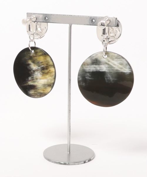 LOWRYS FARM（ローリーズファーム）の「ホーンメタルコンビイヤリング　832996（イヤリング・レディース・ブラック/ベージュ・FREE）」の3枚目の写真