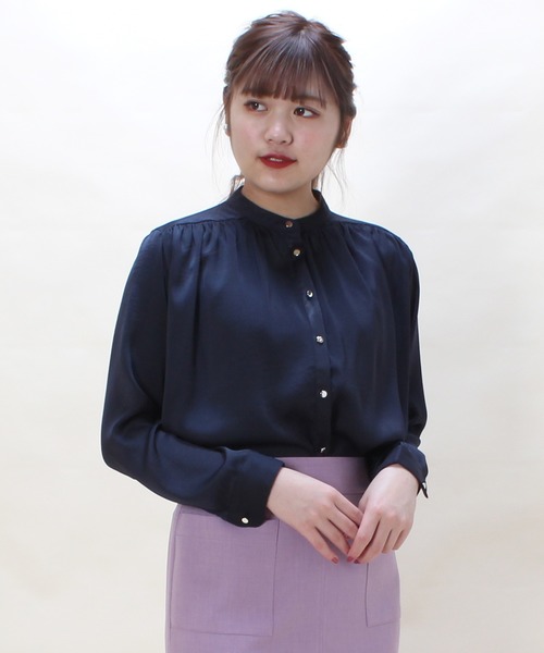 TRUDEA(トルディア)の「ヴィンテージサテン バンドカラーブラウス(シャツ/ブラウス・レディース・ホワイト/アイボリー/ベージュ/ネイビー/ピンク・MEDIUM/LARGE)」の4枚目の写真