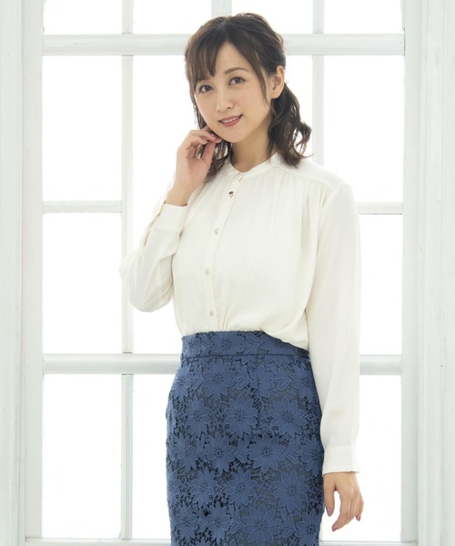 TRUDEA(トルディア)の「ヴィンテージサテン バンドカラーブラウス(シャツ/ブラウス・レディース・ホワイト/アイボリー/ベージュ/ネイビー/ピンク・MEDIUM/LARGE)」の2枚目の写真