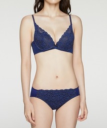 AMOSTYLE BY Triumph（アモスタイルバイトリンプ）の「ロマンティックデイジー 夢みるブラ Deep V ブラ＆ショーツセット【B,C,Dカップ】AMST1300 WHU + Hikini JX（ブラ&ショーツ・レディース）」