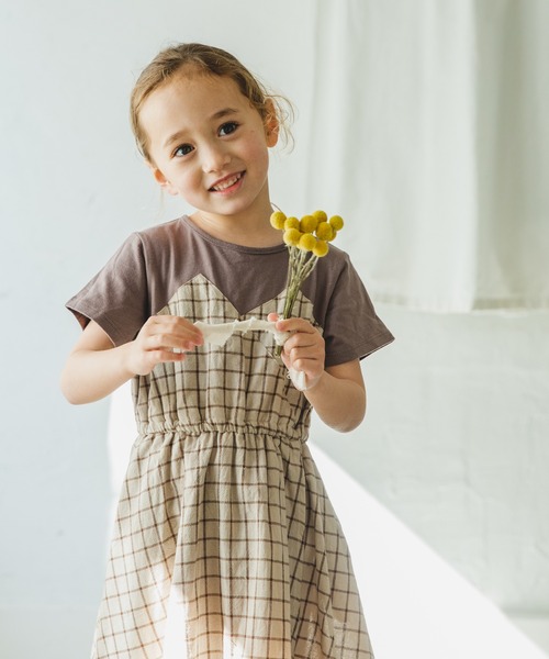 pairmanon（ペアマノン）の「重ね着風 半袖チェックフレア ワンピース（ワンピース・キッズ・ブラック/モカ/アイボリー/グレイッシュベージュ/グレー・90/130/140/120/100/110/150）」の4枚目の写真