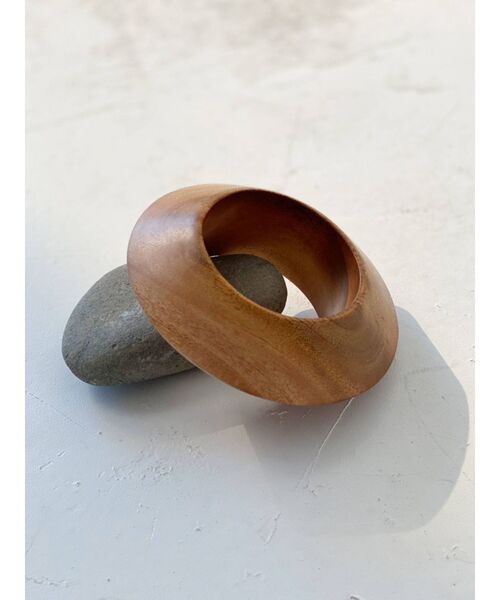 Ungrid（アングリッド）の「ウッドデザインバングル（バングル/リストバンド・レディース・ベージュ・FREE）」の2枚目の写真