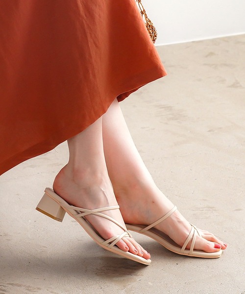 AmiAmi（アミアミ）の「華奢ストラップスクエアトゥトングサンダル（サンダル・レディース・ブラック/パイソン/ブラウン/グレイッシュベージュ/アイボリー/ピンク・L/LL/M/S）」の2枚目の写真