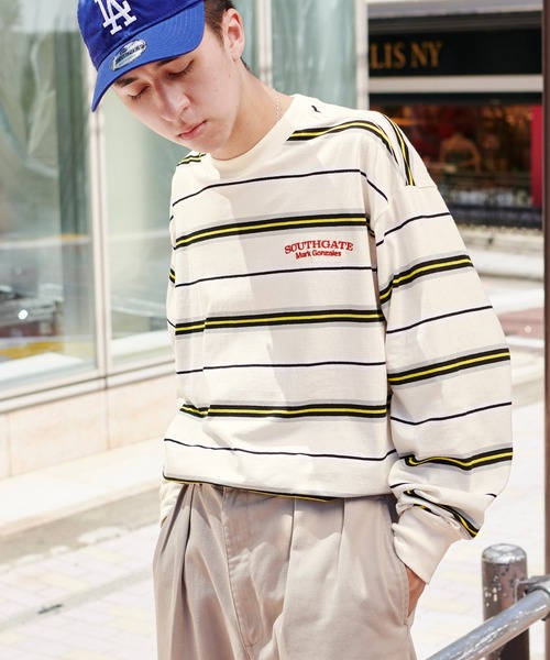 Mark Gonzales(マーク・ゴンザレス)の「Mark Gonzales/マークゴンザレス コラボ MONO-MART別注 ビッグシルエット カレッジロゴ/マルチボーダー刺繍ロゴ ロンT(Tシャツ/カットソー・メンズ・ブラック/ダークグレー/ホワイト/アイボリー/ダークブラウン/ブラック系その他/グリーン/グレイッシュベージュ・M/L)」の2枚目の写真