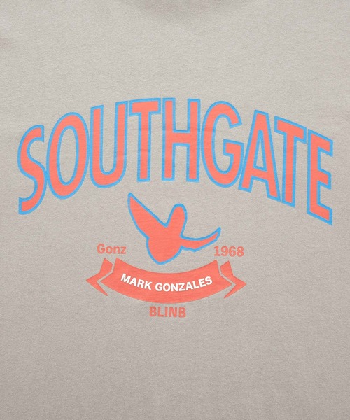 Mark Gonzales(マーク・ゴンザレス)の「Mark Gonzales/マークゴンザレス コラボ MONO-MART別注 ビッグシルエット カレッジロゴ/マルチボーダー刺繍ロゴ ロンT(Tシャツ/カットソー・メンズ・ブラック/ダークグレー/ホワイト/アイボリー/ダークブラウン/ブラック系その他/グリーン/グレイッシュベージュ・M/L)」の12枚目の写真