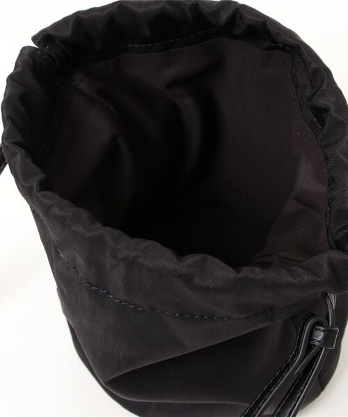 ADAM ET ROPE'（アダムエロペ）の「ナイロン巾着ミニポシェット（ショルダーバッグ・レディース・ブラック/レッド・FREE）」の9枚目の写真