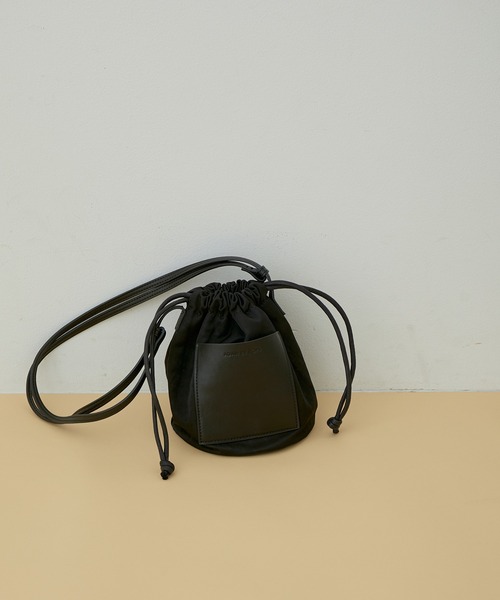 ADAM ET ROPE'（アダムエロペ）の「ナイロン巾着ミニポシェット（ショルダーバッグ・レディース・ブラック/レッド・FREE）」の2枚目の写真