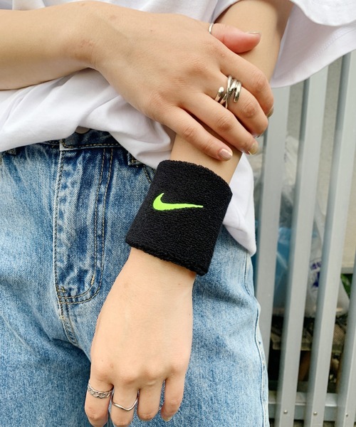 NIKE（ナイキ）の「NIKE(ナイキ)/2個セット スウッシュ 刺繍 無地 リストバンド 2パック（バングル/リストバンド・レディース・ホワイト/ブラック/ネイビー/グレー/レッド/ブルー/グリーン/ブラック系その他/ピンク/オレンジ/その他1/その他2/その他3/その他4/その他5/その他6/その他7/その他8/ライトブルー/ダークグリーン/パープル/バーガンディー/ダークグレー/ホワイト×ブラック/ピンク系その他/その他9/ピンク系その他2/ゴールド/パープル系その他/ホワイト系その他/クリーム・FREE）」の5枚目の写真