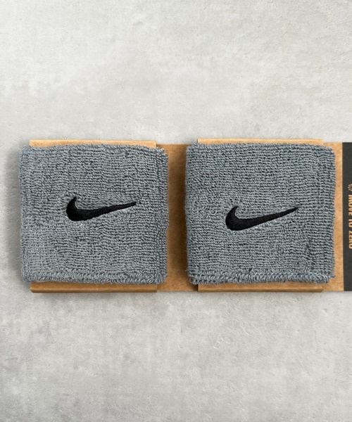 NIKE（ナイキ）の「NIKE(ナイキ)/2個セット スウッシュ 刺繍 無地 リストバンド 2パック（バングル/リストバンド・レディース・ホワイト/ブラック/ネイビー/グレー/レッド/ブルー/グリーン/ブラック系その他/ピンク/オレンジ/その他1/その他2/その他3/その他4/その他5/その他6/その他7/その他8/ライトブルー/ダークグリーン/パープル/バーガンディー/ダークグレー/ホワイト×ブラック/ピンク系その他/その他9/ピンク系その他2/ゴールド/パープル系その他/ホワイト系その他/クリーム・FREE）」の7枚目の写真