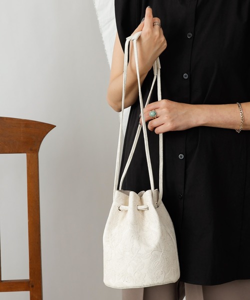 COLONY 2139(コロニートゥーワンスリーナイン)の「【WEB限定カラー:ピンク】フラワーエンボス巾着バッグ(ショルダーバッグ・レディース・ホワイト/ピンク/イエロー/レンガ・FREE)」の2枚目の写真