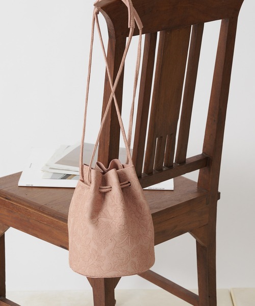 COLONY 2139(コロニートゥーワンスリーナイン)の「【WEB限定カラー:ピンク】フラワーエンボス巾着バッグ(ショルダーバッグ・レディース・ホワイト/ピンク/イエロー/レンガ・FREE)」の1枚目の写真