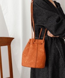 COLONY 2139 | 【WEB限定カラー:ピンク】フラワーエンボス巾着バッグ(ショルダーバッグ)