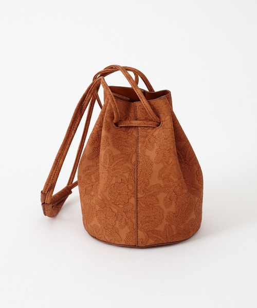 COLONY 2139(コロニートゥーワンスリーナイン)の「【WEB限定カラー:ピンク】フラワーエンボス巾着バッグ(ショルダーバッグ・レディース・ホワイト/ピンク/イエロー/レンガ・FREE)」の6枚目の写真