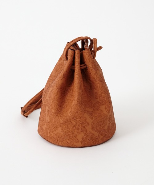 COLONY 2139(コロニートゥーワンスリーナイン)の「【WEB限定カラー:ピンク】フラワーエンボス巾着バッグ(ショルダーバッグ・レディース・ホワイト/ピンク/イエロー/レンガ・FREE)」の10枚目の写真