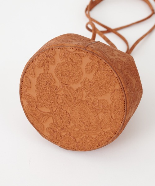 COLONY 2139(コロニートゥーワンスリーナイン)の「【WEB限定カラー:ピンク】フラワーエンボス巾着バッグ(ショルダーバッグ・レディース・ホワイト/ピンク/イエロー/レンガ・FREE)」の12枚目の写真