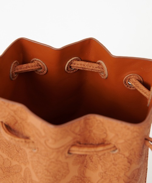 COLONY 2139(コロニートゥーワンスリーナイン)の「【WEB限定カラー:ピンク】フラワーエンボス巾着バッグ(ショルダーバッグ・レディース・ホワイト/ピンク/イエロー/レンガ・FREE)」の7枚目の写真