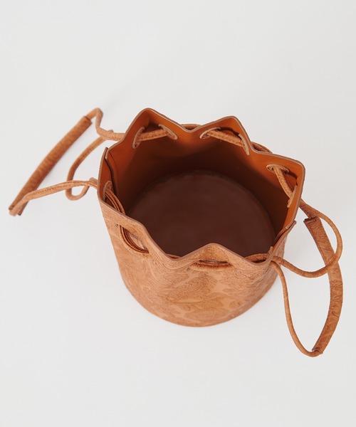 COLONY 2139(コロニートゥーワンスリーナイン)の「【WEB限定カラー:ピンク】フラワーエンボス巾着バッグ(ショルダーバッグ・レディース・ホワイト/ピンク/イエロー/レンガ・FREE)」の8枚目の写真