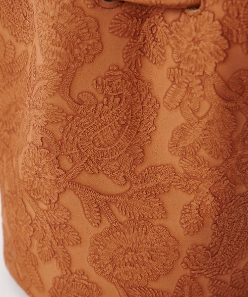 COLONY 2139(コロニートゥーワンスリーナイン)の「【WEB限定カラー:ピンク】フラワーエンボス巾着バッグ(ショルダーバッグ・レディース・ホワイト/ピンク/イエロー/レンガ・FREE)」の13枚目の写真