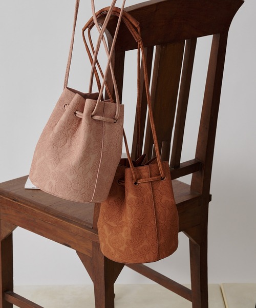 COLONY 2139(コロニートゥーワンスリーナイン)の「【WEB限定カラー:ピンク】フラワーエンボス巾着バッグ(ショルダーバッグ・レディース・ホワイト/ピンク/イエロー/レンガ・FREE)」の11枚目の写真