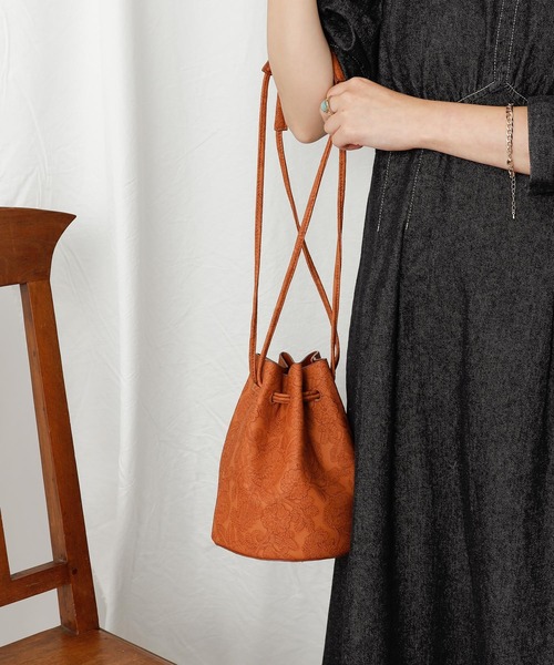 COLONY 2139(コロニートゥーワンスリーナイン)の「【WEB限定カラー:ピンク】フラワーエンボス巾着バッグ(ショルダーバッグ・レディース・ホワイト/ピンク/イエロー/レンガ・FREE)」の19枚目の写真