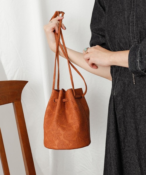 COLONY 2139(コロニートゥーワンスリーナイン)の「【WEB限定カラー:ピンク】フラワーエンボス巾着バッグ(ショルダーバッグ・レディース・ホワイト/ピンク/イエロー/レンガ・FREE)」の20枚目の写真