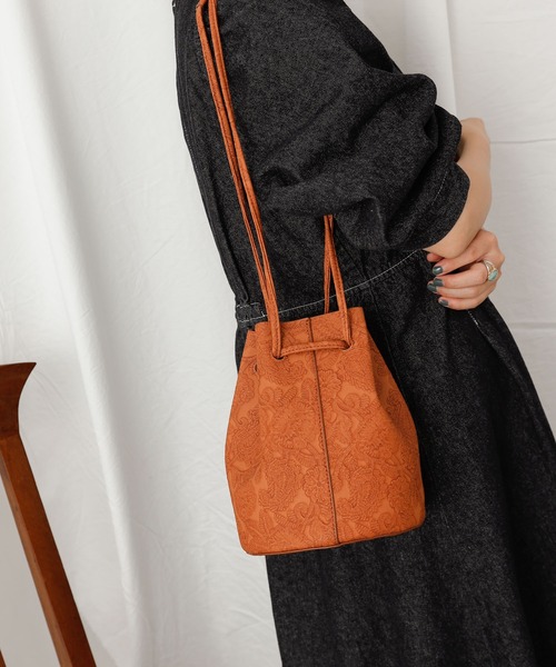 COLONY 2139(コロニートゥーワンスリーナイン)の「【WEB限定カラー:ピンク】フラワーエンボス巾着バッグ(ショルダーバッグ・レディース・ホワイト/ピンク/イエロー/レンガ・FREE)」の21枚目の写真