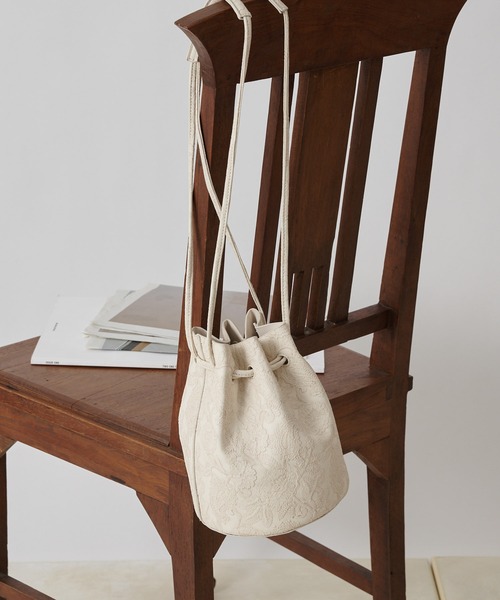 COLONY 2139(コロニートゥーワンスリーナイン)の「【WEB限定カラー:ピンク】フラワーエンボス巾着バッグ(ショルダーバッグ・レディース・ホワイト/ピンク/イエロー/レンガ・FREE)」の14枚目の写真