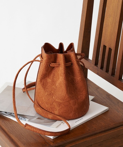 COLONY 2139(コロニートゥーワンスリーナイン)の「【WEB限定カラー:ピンク】フラワーエンボス巾着バッグ(ショルダーバッグ・レディース・ホワイト/ピンク/イエロー/レンガ・FREE)」の15枚目の写真